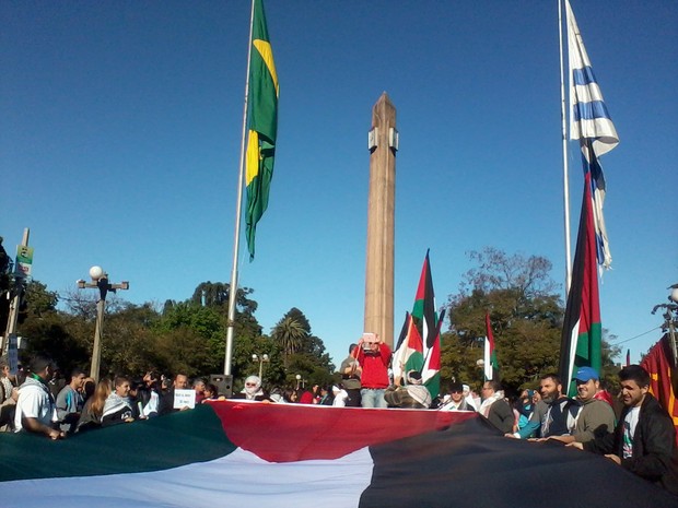 Manifestação palestinos Santana do Livramento RS (Foto: Isabella Ibargoyen/RBS TV)