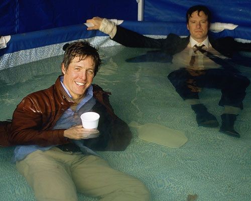 Hugh Grant e Colin Firth em foto de bastidores (Foto: Reprodução)