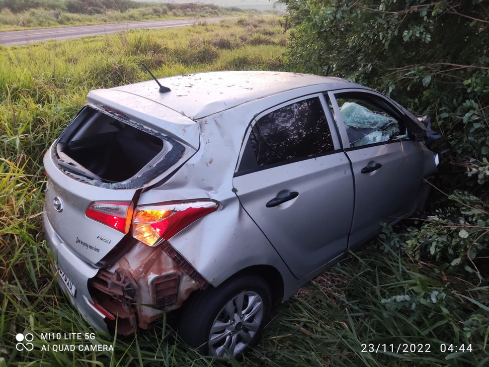 A condutora do veículo HB20 perdeu o controle e saiu da pista. — Foto: Reprodução