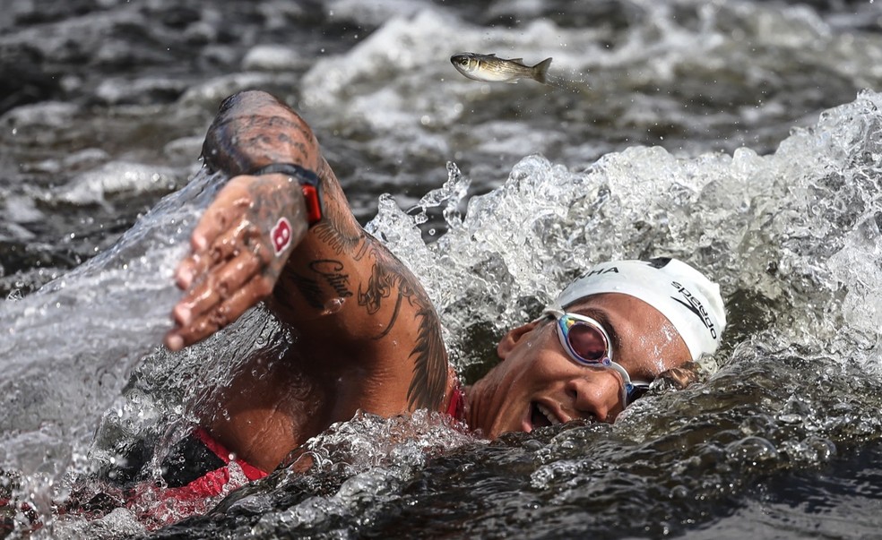 Ana Marcela cruza com peixe durante a vitória em Tóquio — Foto: Jonne Roriz/COB