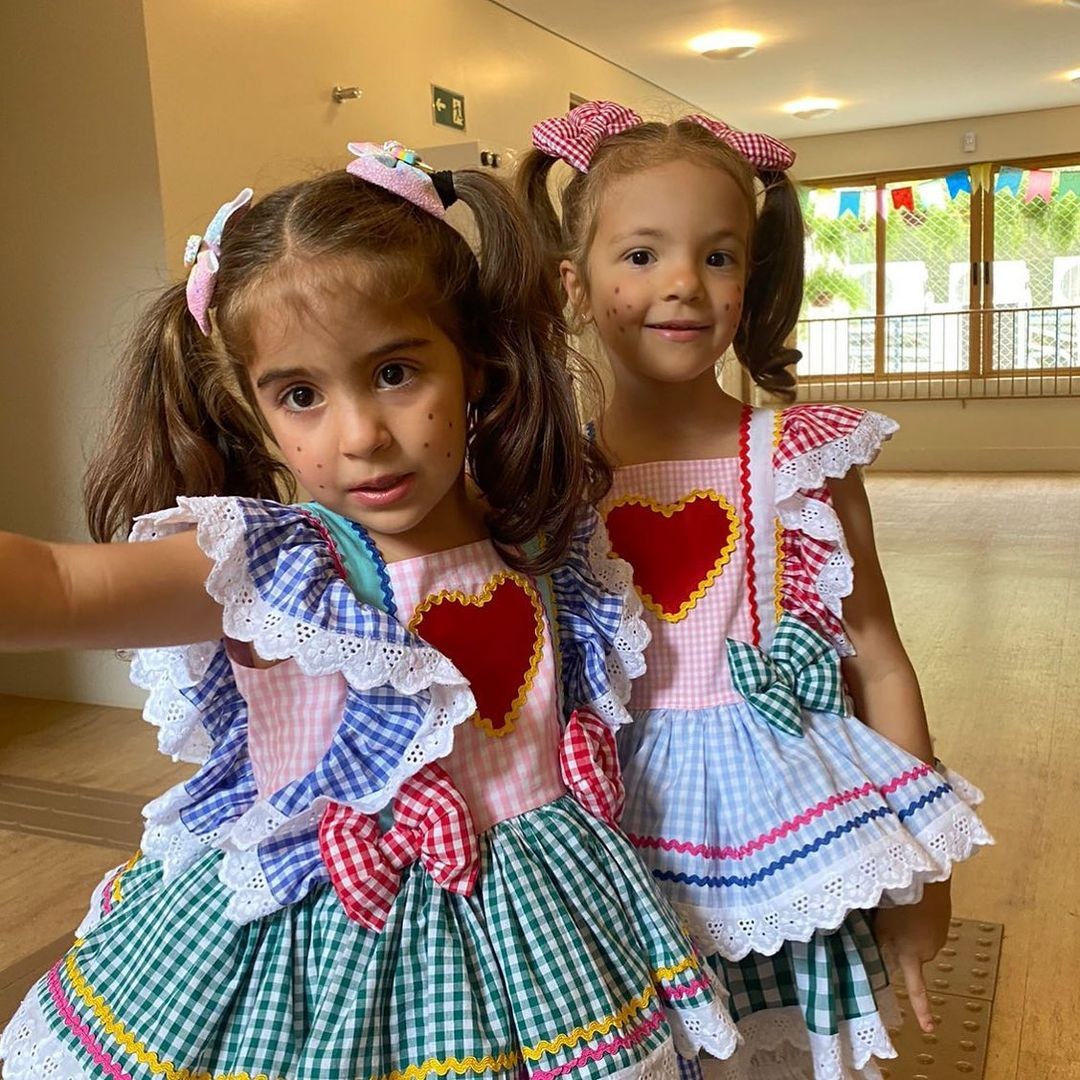 Ivete Sangalo publica foto das filhas gêmeas vestidas de caipiras: 'Um São João desses bicho' 
