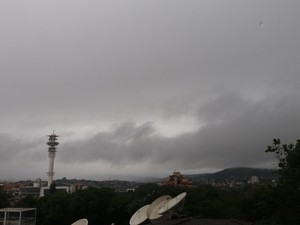 Sábado começou com muita chuva em Porto Alegre (Foto: Gabriela Haas/G1)