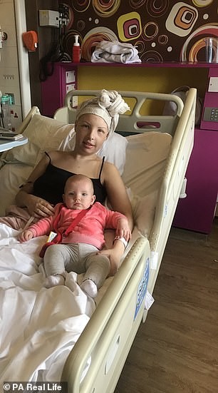 Poppy Stewart-Brown com Arabella durante o tratamento (Foto: Reprodução Daily Mail)