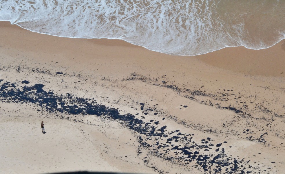 Mancha de óleo em praia do litoral norte de Salvador (BA) é avistada durante sobrevoo de helicóptero da Marinha — Foto: Romildo de Jesus/Futura Press/Estadão Conteúdo