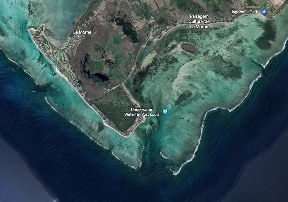 Do alto  possvel ver a parte em que o planalto submarino se abre em direo  fenda gigante  Foto: Google Earth / Reproduo