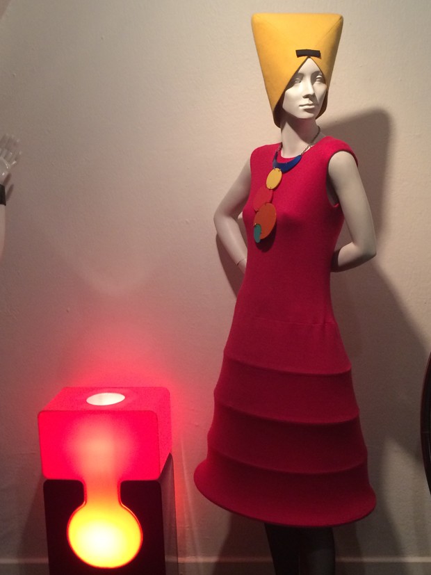  A Pierre Cardin dress and lamp  (Foto: Suzy Menkes)