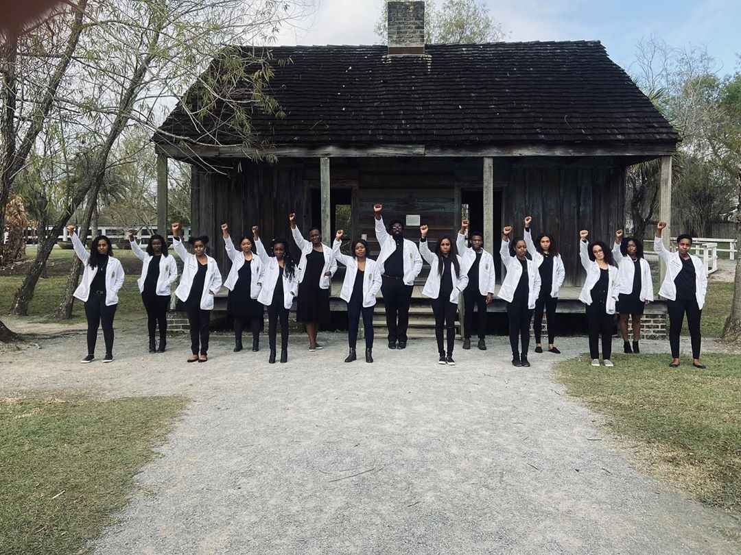 Estudantes negros de medicina posam para foto em antiga fazenda de escravizados (Foto: Reprodução/ Instagram)