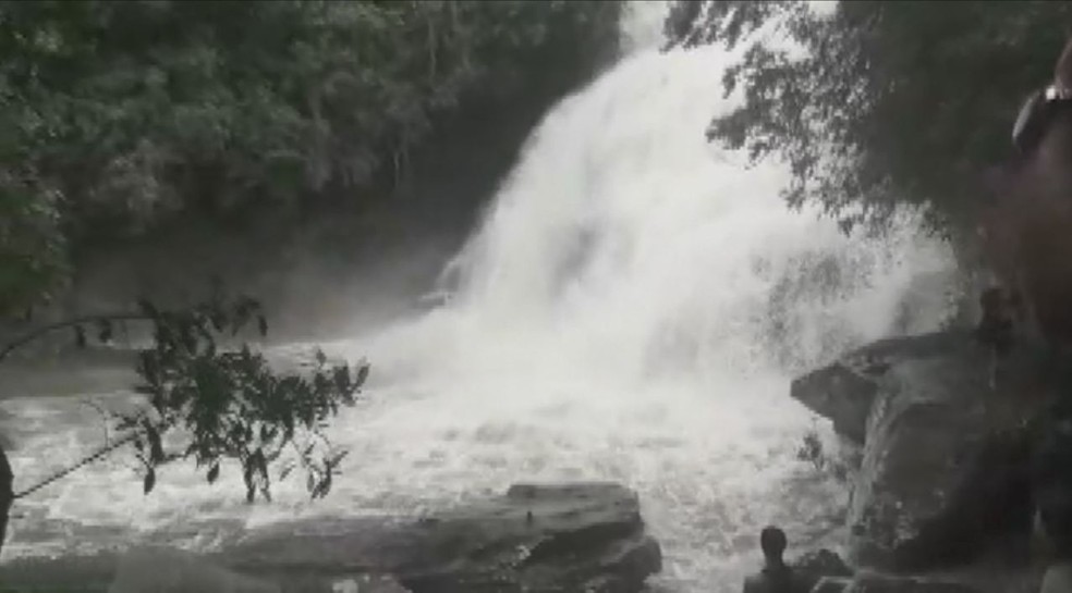 Cabeça d'água atinge cachoeira em Guapé — Foto: Cláudia Santos