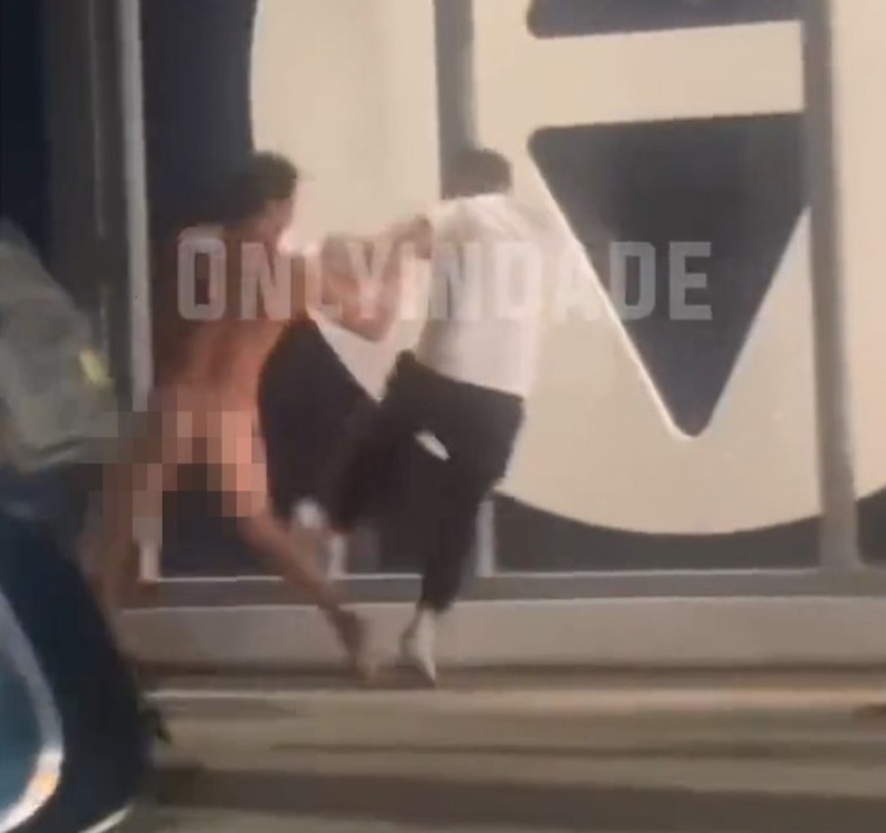 Homem nu briga fora de academia em Miami — Foto: Reprodução/Twitter