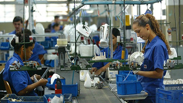Mulheres trabalham em fábrica : segundo dados da Pnad 2014, as mulheres recebem em média, 74,5% do rendimento dos homens (Foto: Reprodução/Facebook)