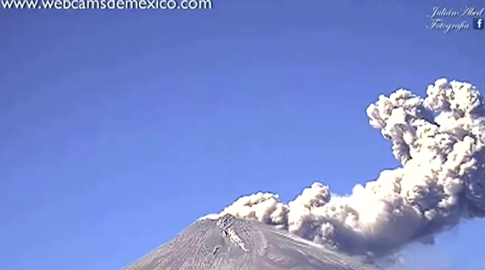 Vulcão Popocatépetl entrou em erupção no México nesta quinta-feira (28) — Foto: WEBCAMSDEMEXICO.COM via REUTERS