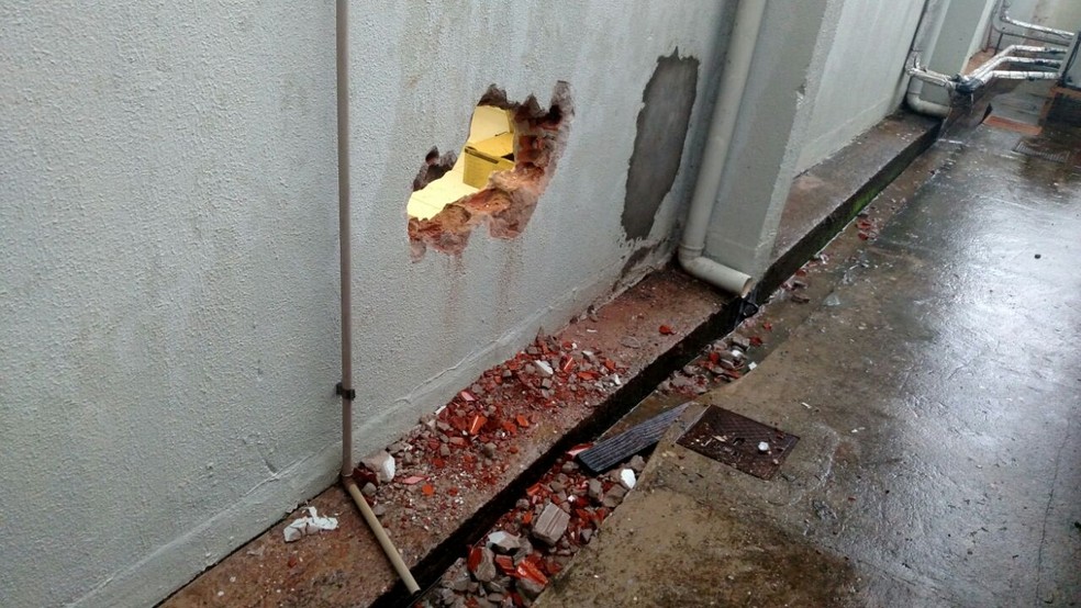Ladrões quebraram uma das paredes para ter acesso ao banco (Foto: PM/Divulgação)