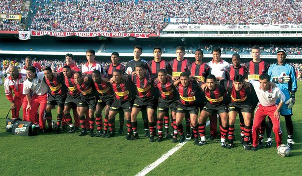 Time do Ituano antes da final do Supercampeonato Paulista contra o São Paulo, em 2002 — Foto: Divulgação/Ituano FC