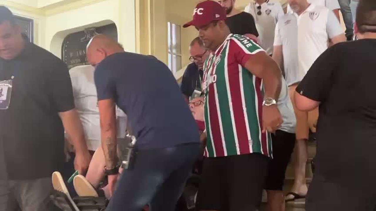 Ex-presidente do Fluminense, aparece de cadeira de rodas para votação nas Laranjeiras