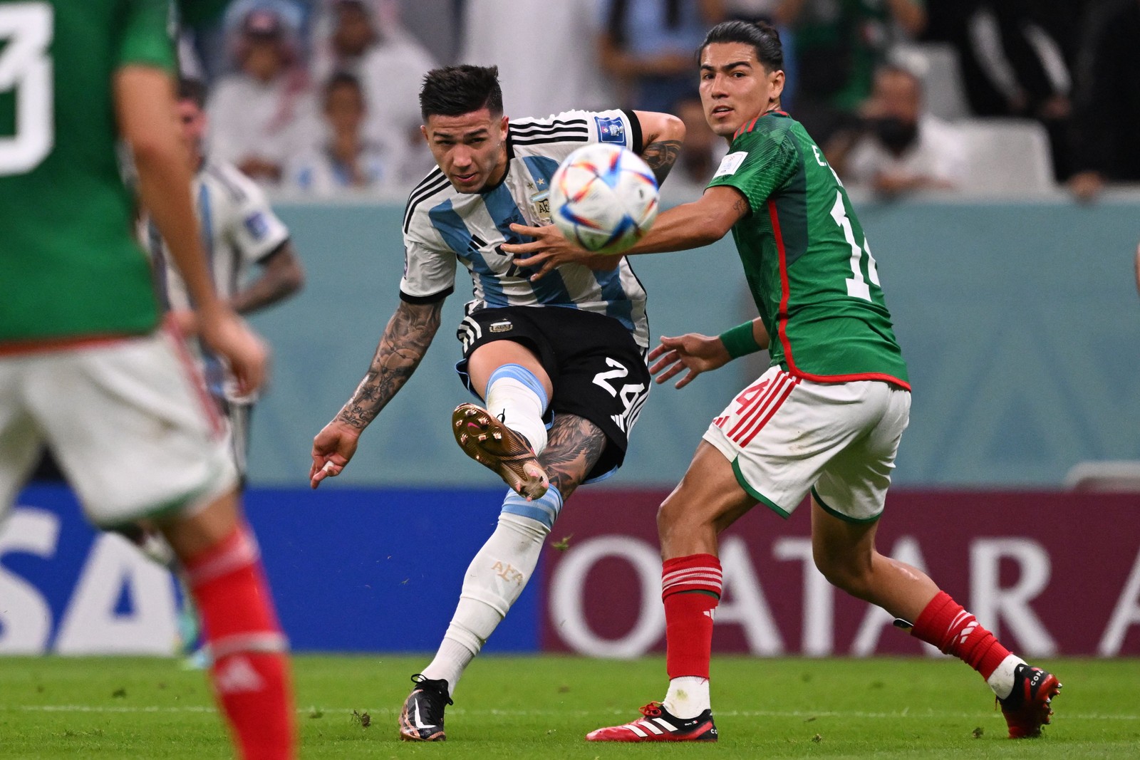Enzo Fernandes recebe bola de Messi, dribla na área e coloca bola no ângulo e arremata: 2 a 0 — Foto: KIRILL KUDRYAVTSEV/AFP