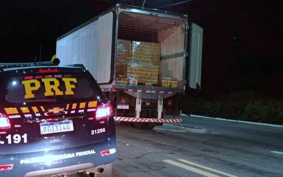 PRF apreende carga com mais de 40 mil latas de cerveja sem nota fiscal em Mossoró — Foto: Cedida