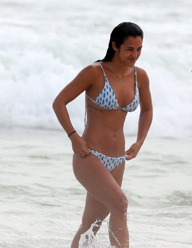 Yanna Lavigne curtindo Praia da Barra da Tijuca com Madalena (Foto: Dilson Silva/Agnews) Yanna Lavigne curtindo Praia da Barra da Tijuca com Madalena (Foto: Dilson Silva/Agnews)
