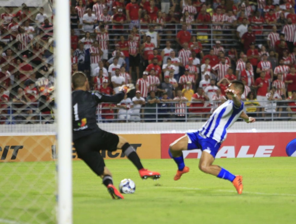 Richard Franco marca para o CSA no clássico contra o CRB — Foto: Ailton Cruz/Gazeta de Alagoas