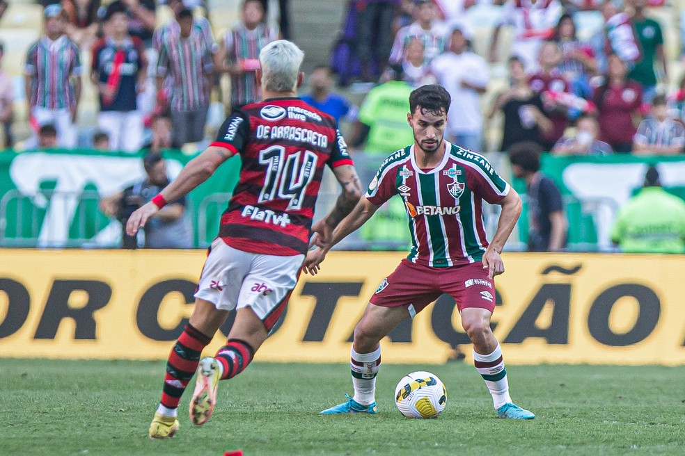 Martinelli encara Arrascaeta no Fla-Flu &mdash; Foto: Marcelo Gon&ccedil;alves / Fluminense FC