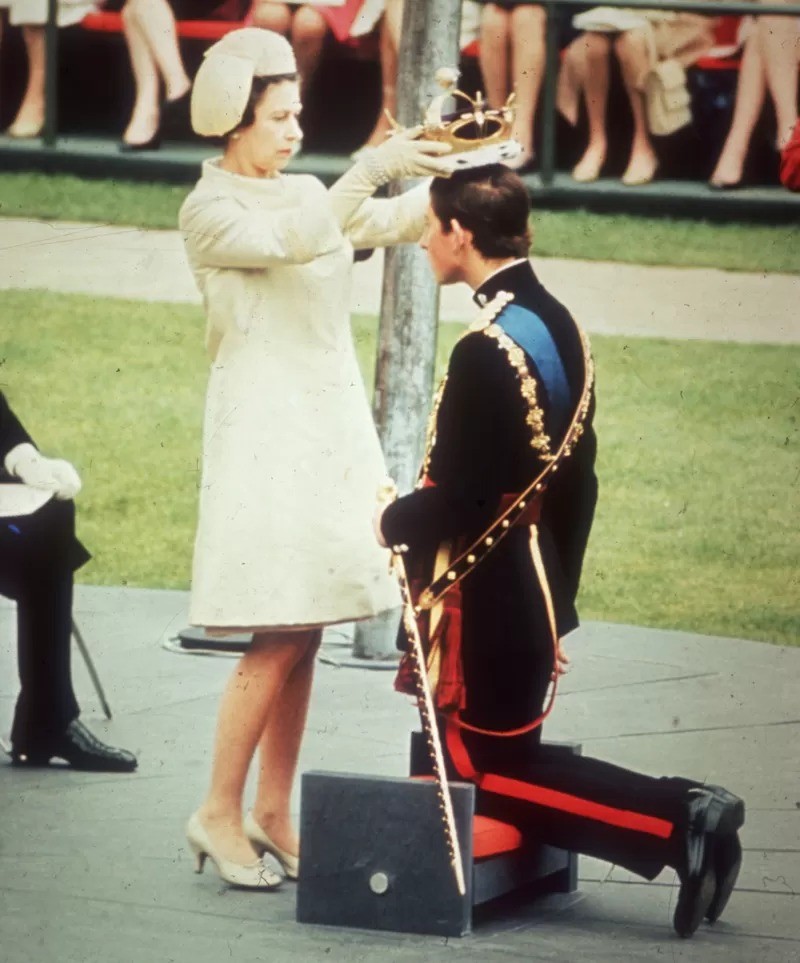 Rainha Elizabeth coroando Charles como Príncipe de Wales, em 1969 (Foto: GETTY IMAGES via BBC)