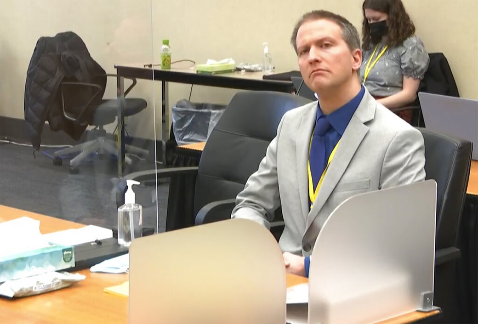 Derek Chauvin, ex-policial acusado de matar George Floyd, acompanha seu próprio julgamento em Mineápolis (EUA) nesta segunda-feira (19) — Foto: Court TV via AP