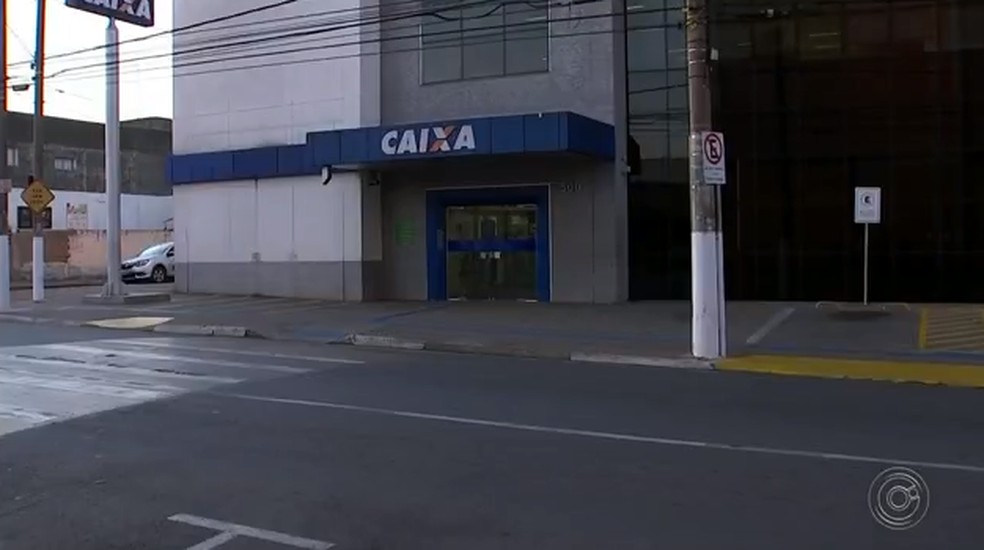 Criminosos assaltaram agÃªncia da Caixa EconÃ´mica Federal em Itapetininga â€” Foto: ReproduÃ§Ã£o/TV TEM