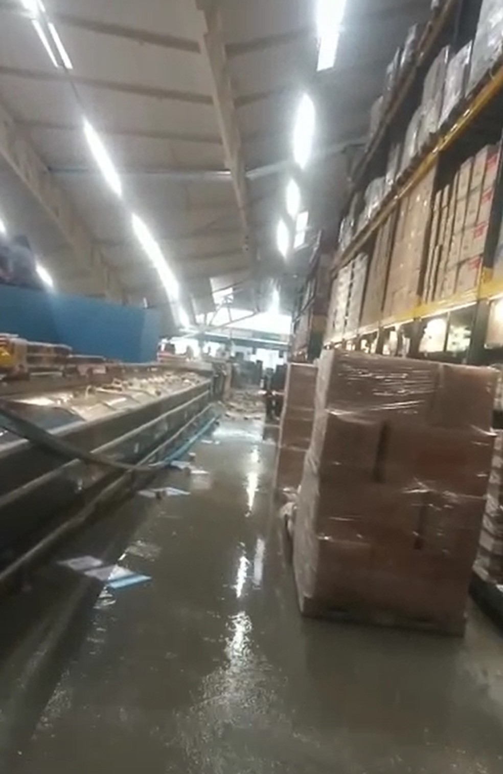 Chuva dentro de supermercado após telhado ser derrubado em Três Corações (MG) — Foto: Redes sociais 