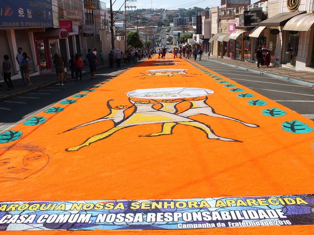 Tapetes coloridos cobrem ruas em todo o país neste feriado de Corpus  Christi - Jornal O Globo