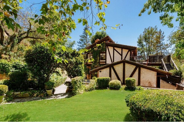 A casa em Beverly Hills vendida pela cantora Cher por US$ 2,5 milhões (Foto:  Divulgação)