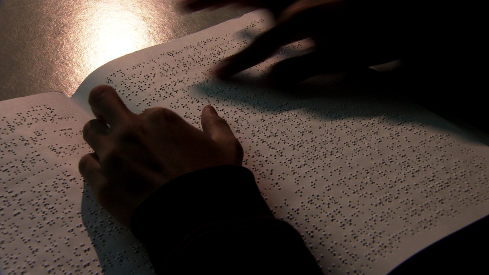 Aluno cego lê texto em braile — Foto: TV Globo/Reprodução
