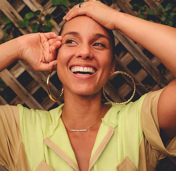 Alicia Kyes sem make: pele cheia de viço e sorriso na cara (Foto: Reprodução Instagram)