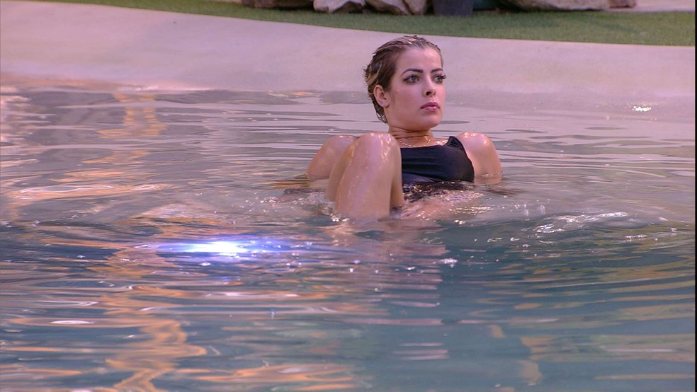 Jaqueline Entra Na Piscina Apos Sair Do Banho Agora Na Casa Gshow