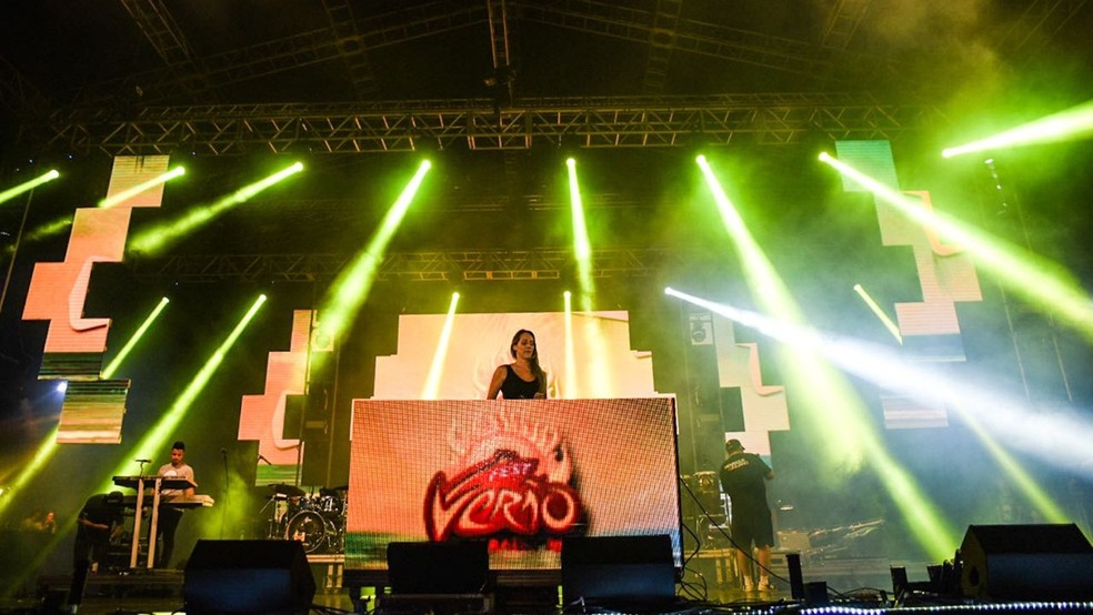 DJ Anna Sarah comanda as pick-ups no intervalo dos shows do último dia do Fest Verão Paraíba 2018 (Foto: Igor do Ó/Divulgação)