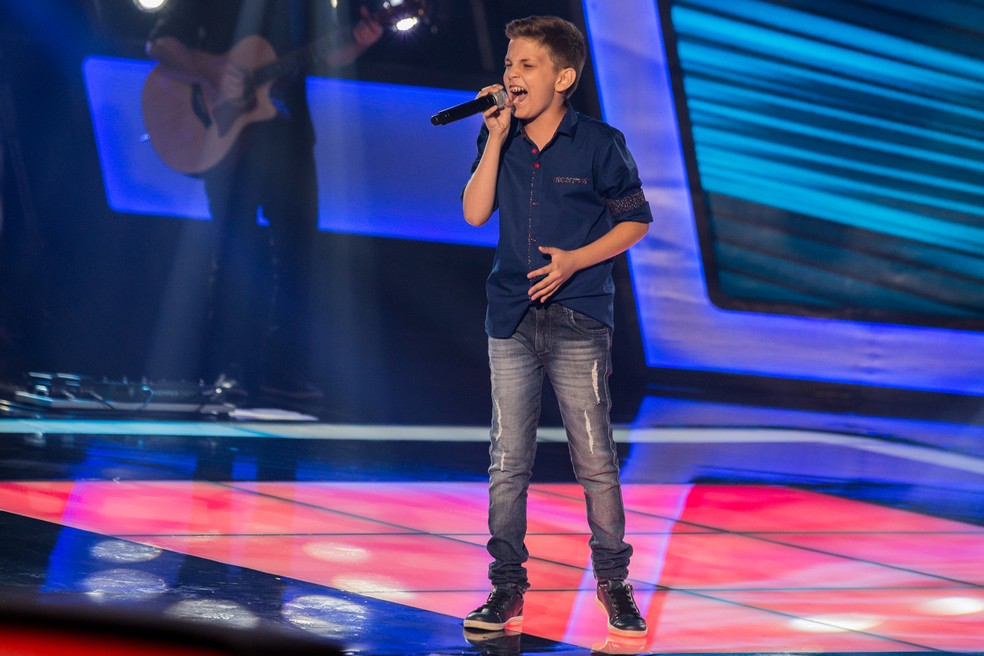 Kaique Bueno canta no The Voice Kids (Foto: Fábio Rocha/Gshow)