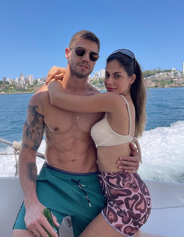 Mari Gonzalez e Jonas Sulzbach curtem passeio de barco (Foto: Reprodução/Instagram)