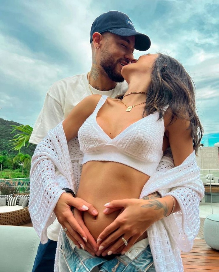 Neymar e Bruna Biancardi em um dos cliques do anúncio da gravidez