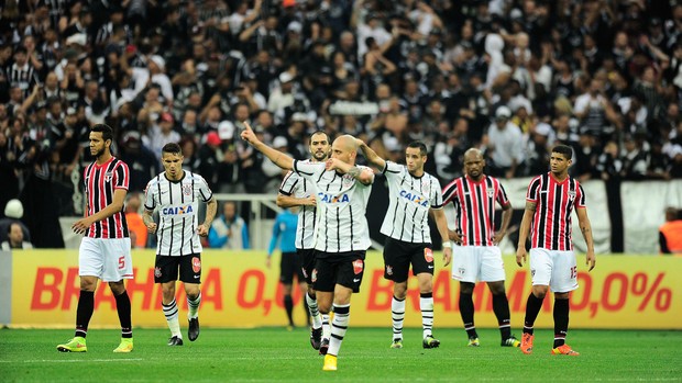 Fabio Santos gol São Paulo x Corinthians (Foto: Marcos Ribolli)
