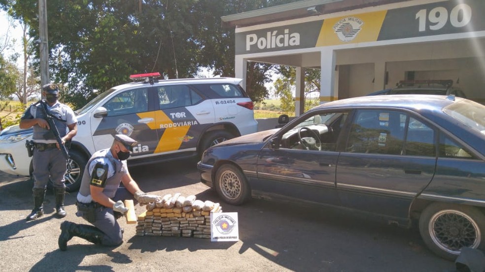 Entorpecentes estavam escondidos em carro abordado em Andradina &mdash; Foto: Divulga&ccedil;&atilde;o/TOR