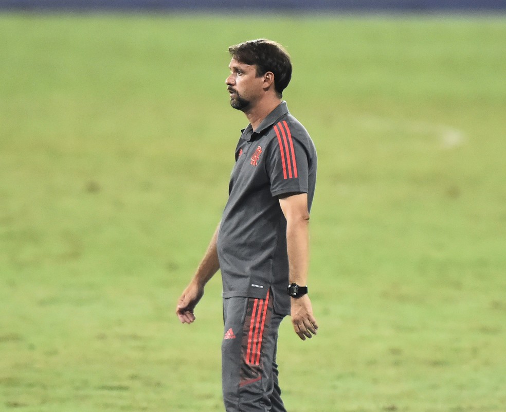 Maurício Souza comanda o Flamengo contra o Botafogo — Foto: André Durão