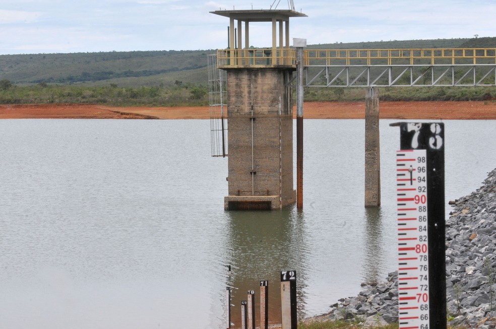 Água é medida no reservatório de Santa Maria, que abastece regiões centrais do DF (Foto: Tony Winston/Agência Brasília)