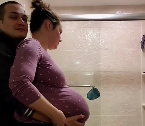 Pai compartilhou vídeo segurando a barriga da mulher, grávida, e viralizou (Foto: Reprodução/ TikTok)