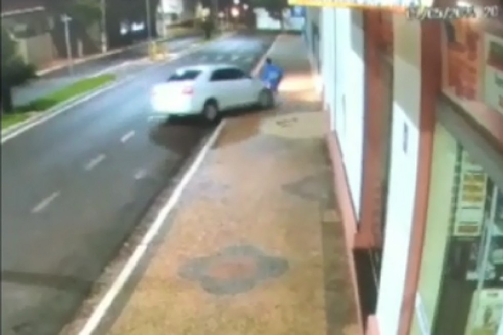 Momento em que suspeito de furto é atingido pelo carro — Foto: IBTV/Reprodução