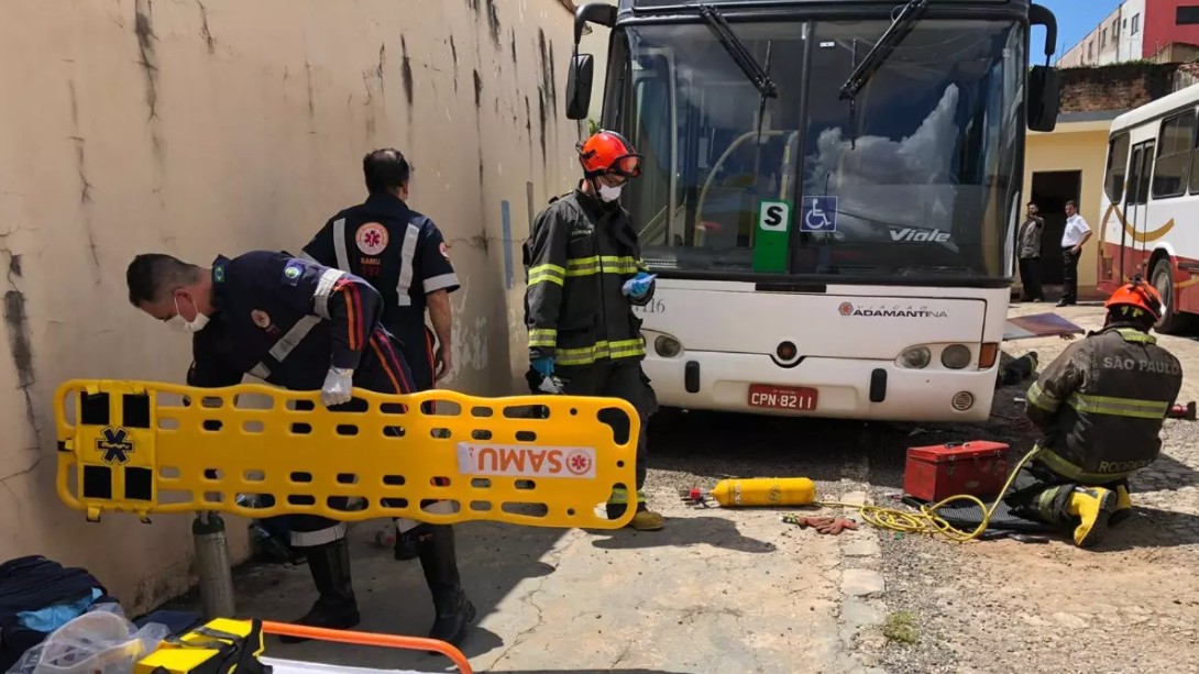 Mecânico de 26 anos morre prensado por ônibus durante manutenção em São Carlos 