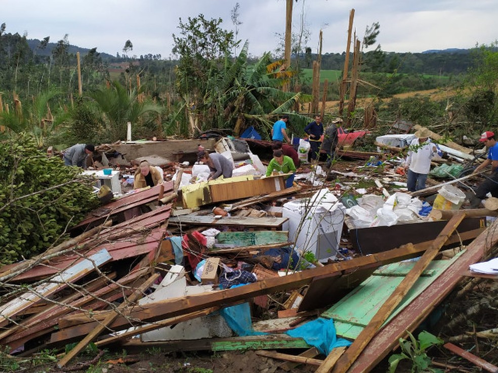 Temporal destrói casa em área rural de Irineópolis — Foto: Epagri/Divulgação