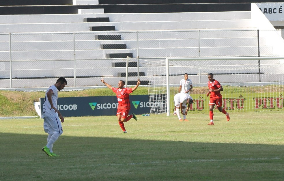 Palominha comemora primeiro gol do Potiguar — Foto: Ricardo Oliveira
