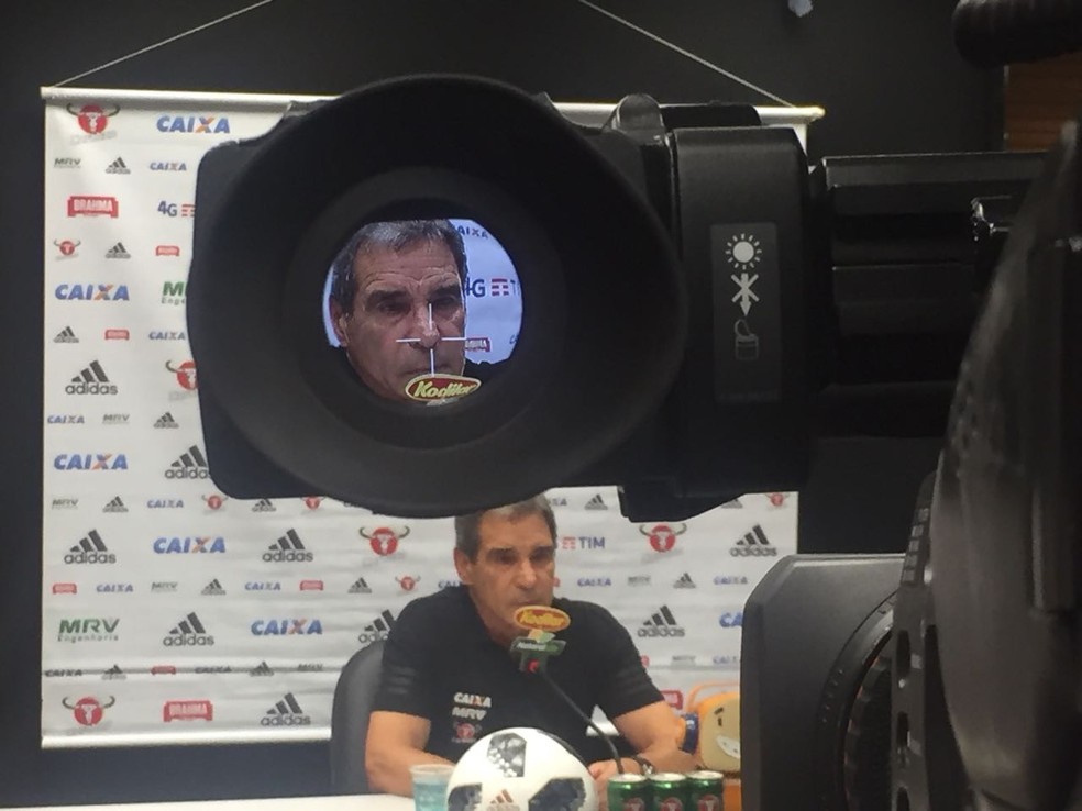 Carpegiani após a derrota no Maracanâ: técnico está pressionado no momento (Foto: Raphael Zarko)