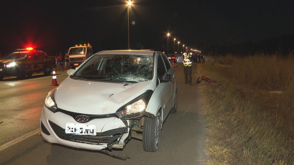 Ciclista morreu após ser atropelado na BR-080 nesta quarta-feira (18) — Foto: TV Globo/Reprodução