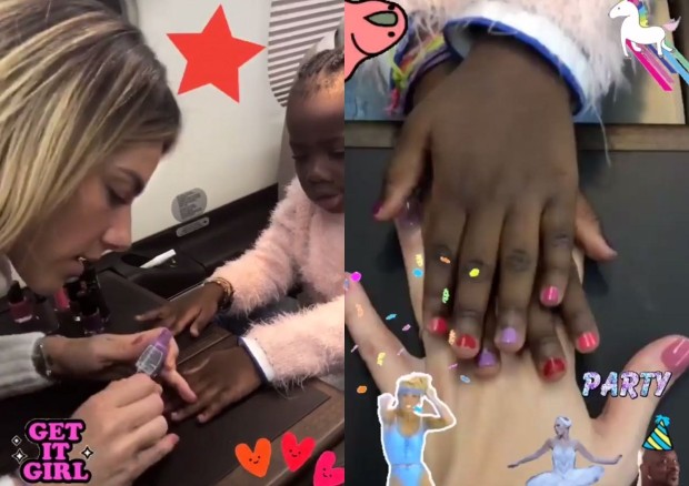 Giovanna Ewbank faz as unhas de Titi em jatinho particular (Foto: Reprodução/Instagram)