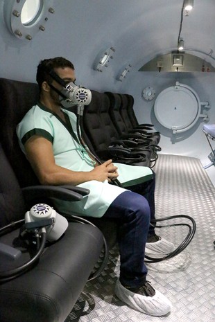 Patricio Pitbull realiza tratamento em câmara hiperbárica, em Natal (Foto: Demis Roussos)
