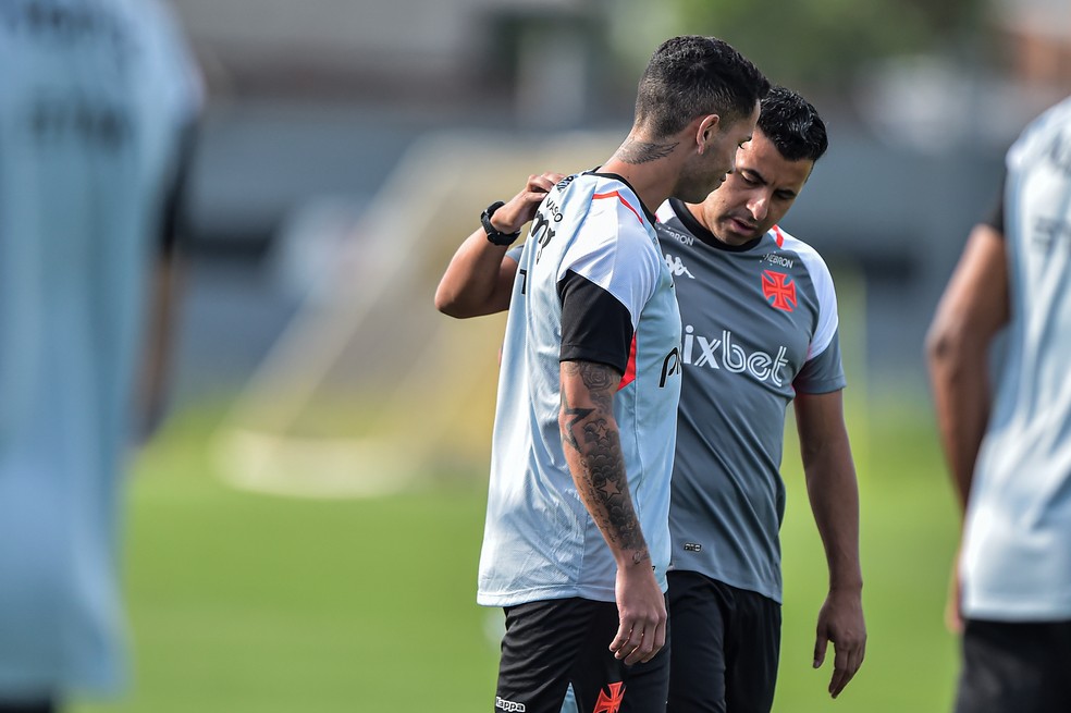 Maldonado conversa com Carabajal antes de treino do Vasco — Foto: Thiago Ribeiro/AGIF